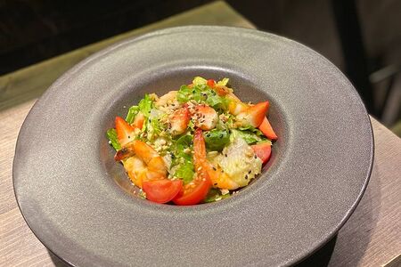 Салат с креветками и авокадо