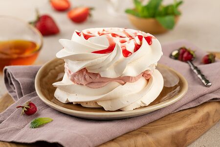 Безе клубничный