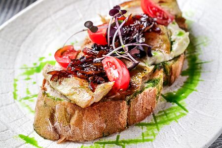 Брускетта с курицей и карамельным луком