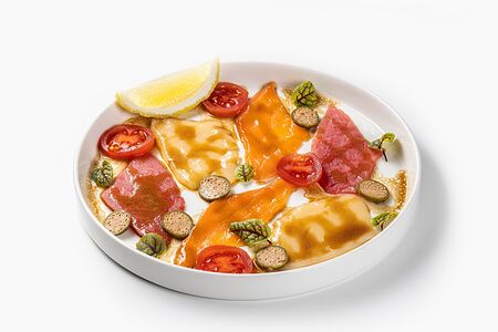 Ассорти сашими: лосось, тунец, гребешок