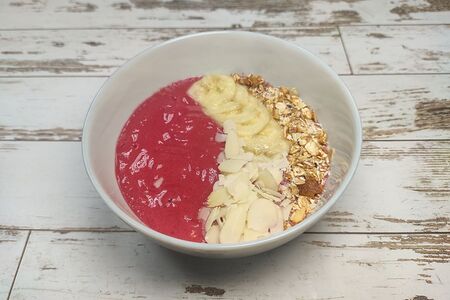 Смузи-боул малина-сельдерей