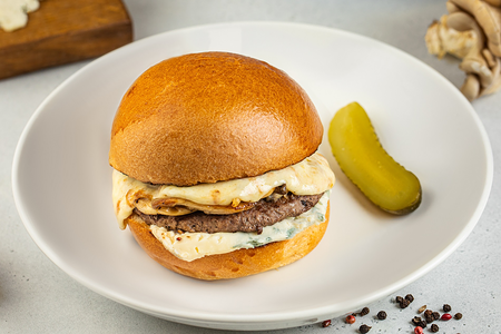 Бургер с мраморной говядиной, обжареными вешенками, луковым конфи и грибным