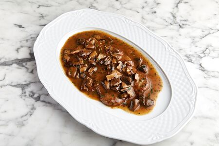 Телятина по-милански с соусом из лесных грибов