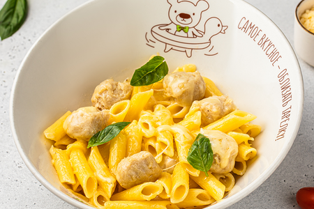 Безглютеновые пенне с диетическими фрикадельками из индейки с сыром моцарел