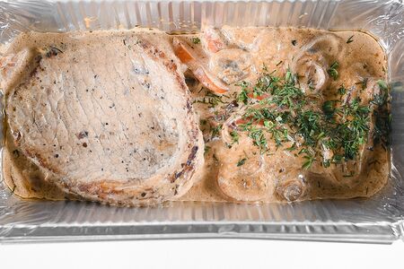 Медальоны в сливочно-перечном соусе с овощами