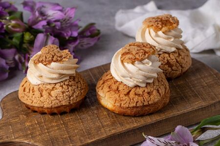 Пирожное Шу с фундуком