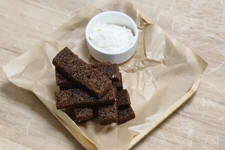 Гренки с чесноком и соусом