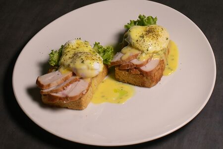 Яйцо Бенедикт с курицей