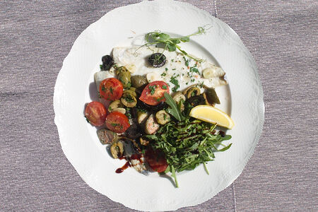 Филе дорадо с томатами черри, каперсами и картофелем беби