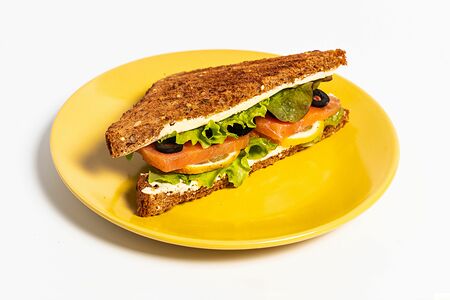 Сэндвич с семгой и оливками