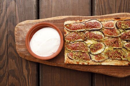 Тарт с инжиром, фисташками, кардамоном и медом