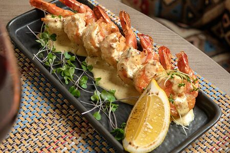 Тигровые креветки под соусом баже