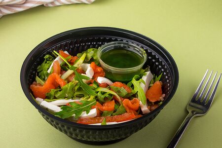 Салат с лососем и рукколой