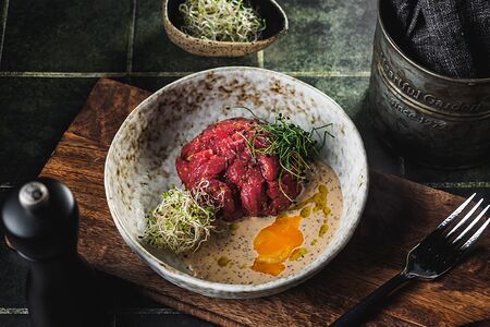 Тартар из филе бычка с ореховым соусом