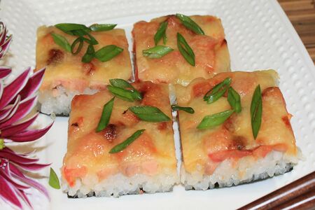 Суши-пицца с лососем