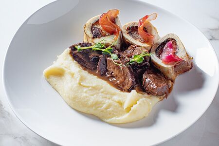 Томленые говяжьи щечки с мозговой косточкой и пюре