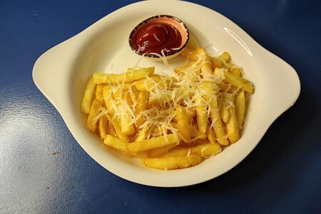 Картофель фри с пармезаном и кетчупом