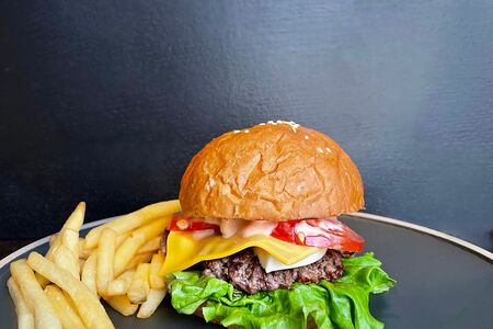 Детский бургер с говядиной и картофелем фри