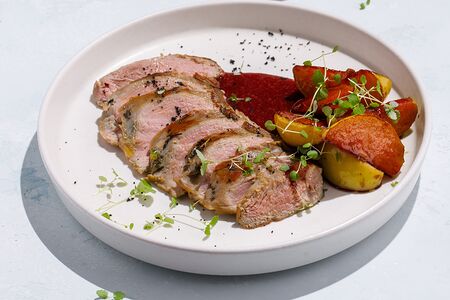 Утиная грудка с карамелизированными яблоками