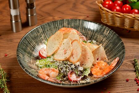 Цезарь с тигровыми креветками