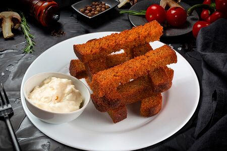 Гренки с чесночным соусом