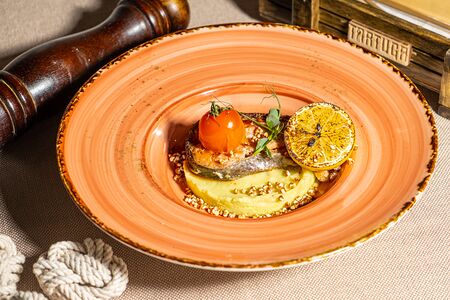 Стейк из форели су-вид с попкорном из гречки