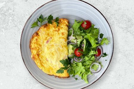 Омлет с беконом и овощным микс-салатом