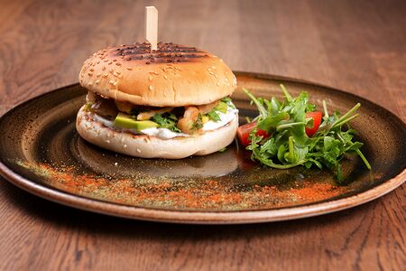 Средиземноморский бургер с морепродуктами