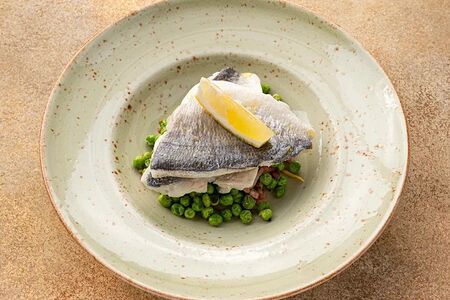 Филе дорадо с зеленым горошком