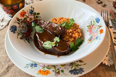 Щеки телячьи с булгуром и соусом красное вино