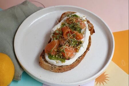 Бутерброд с авокадо и лососем