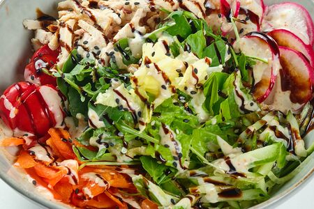 Боул с куриным филе, киноа и овощами