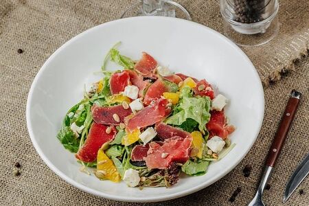 Салат с винoградом и вяленой свининой