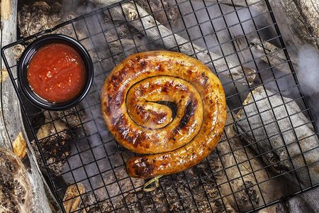 Жареная свиная колбаска с гарниром