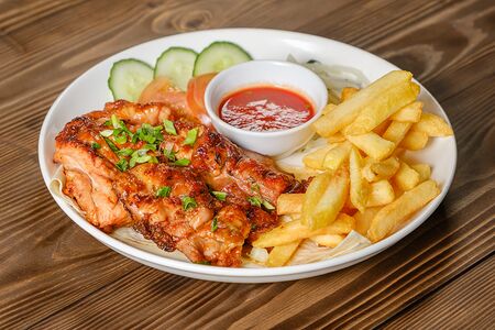 Шашлык из куриной грудки и картофель фри