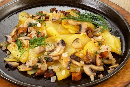 Жареный картофель с грибами