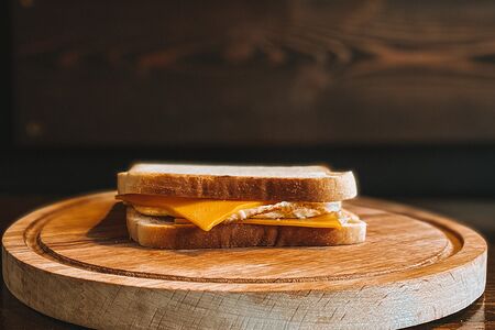 Средний сэндвич с яйцом и сыром