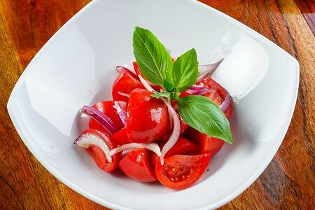 Большой салат из сезонных помидоров