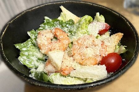 Салат Цезарь с креветками