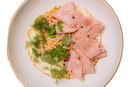 Глазунья с мортаделлой и черри