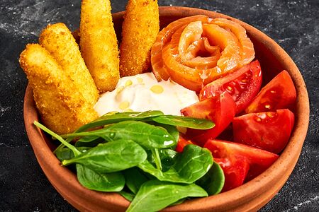 Салат со слабосоленой семгой