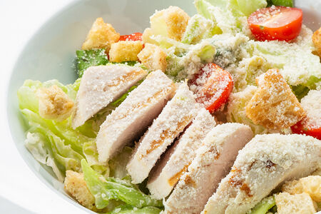 Половина салата Цезарь с цыплёнком