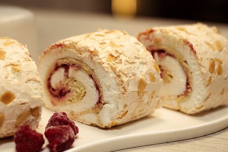 Меренговый рулет малина-фисташка