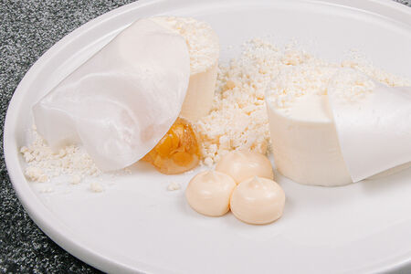 Панна котта с бузиной, крем из шоколада, желе из моченых яблок, кокос