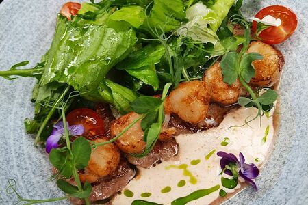 Салат с гребешком и говядиной