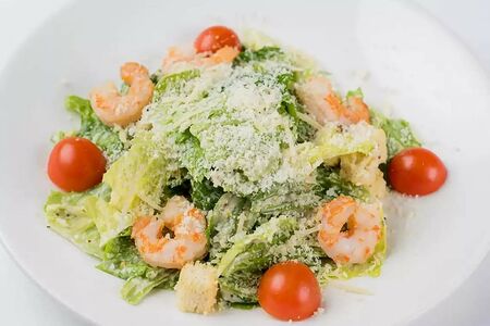 Салат Цезарь с креветками