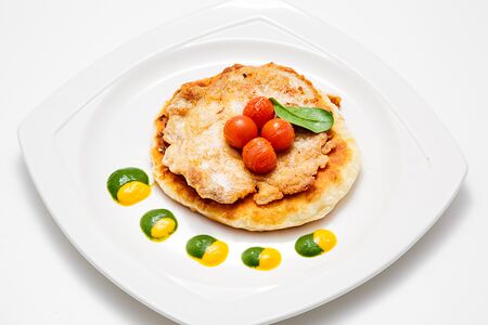 Куриная отбивная с сырной лепешкой