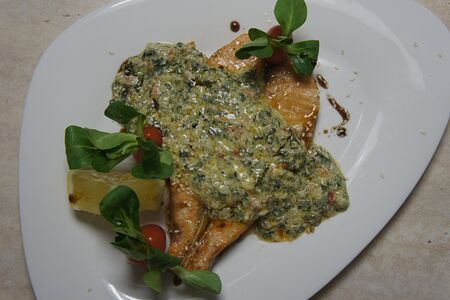 Семга со шпинатом в сливочном соусе с томатами