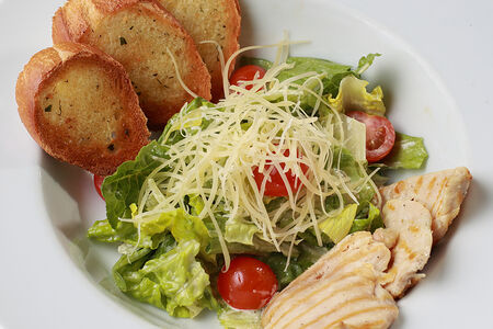 Салат Цезарь с курицей