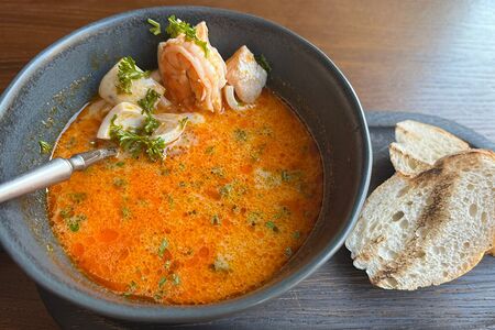 Суп из морепродуктов на кокосовом молоке с пастой том ям